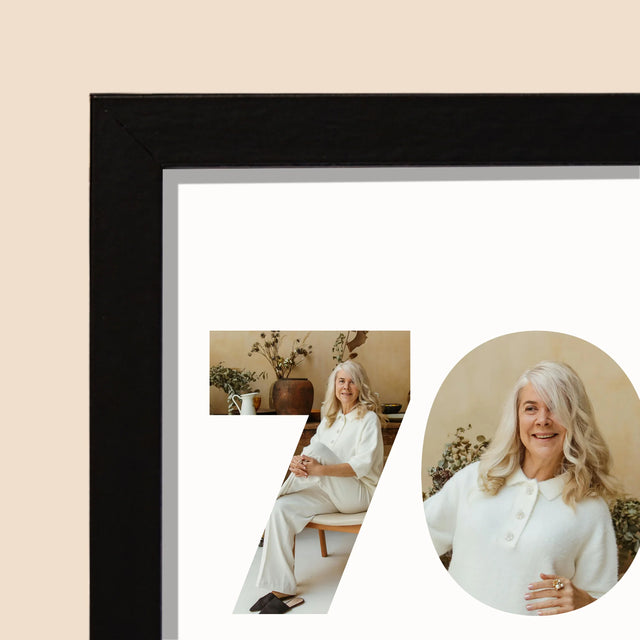 Cuvânt Din Fotografii: 70 Ani Din Fotografiile Tale - Imprimare Cu Ramă 20X40 (Horizontală)