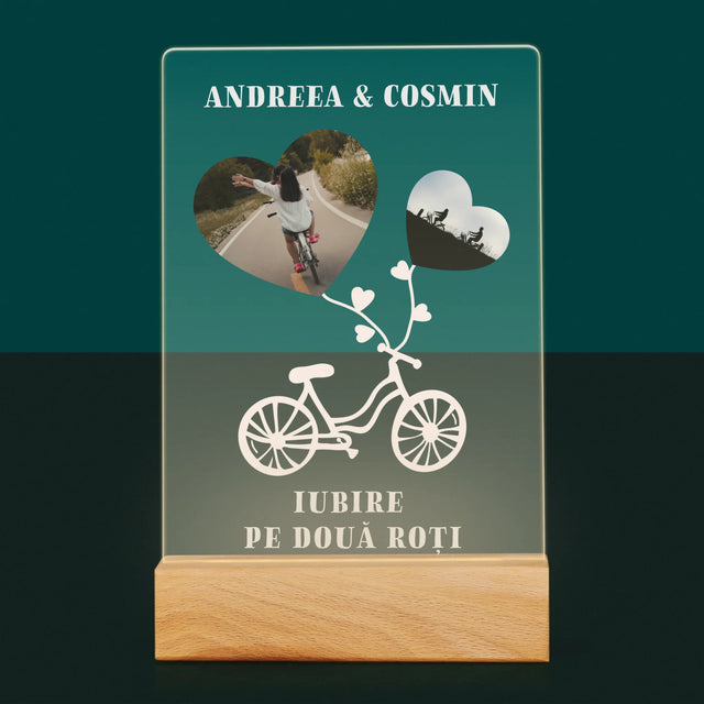Colaj De Fotografii: Iubire Pe Două Roți - Imprimare Pe Sticlă Acrilică (Verticală)