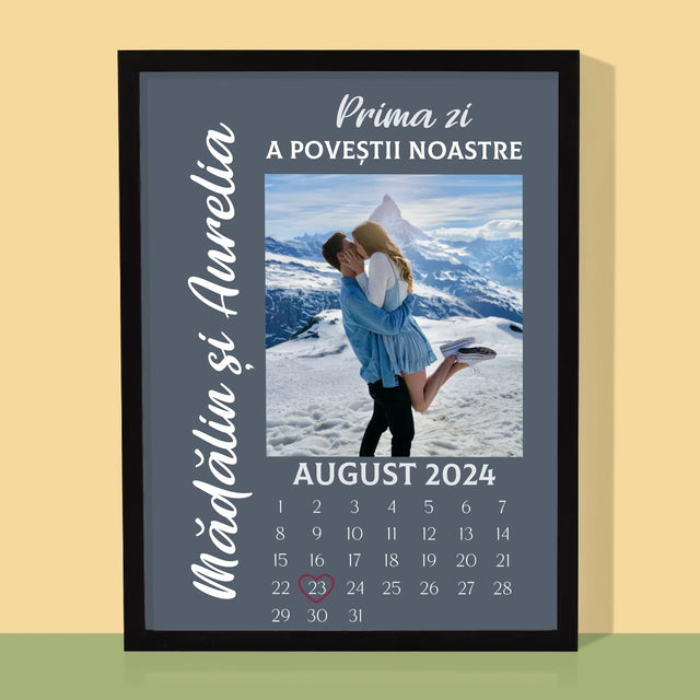 Fotografie Si Semnătură: Prima Zi A Poveștii Noastre - Imprimare Cu Ramă 30X40 (Verticală)