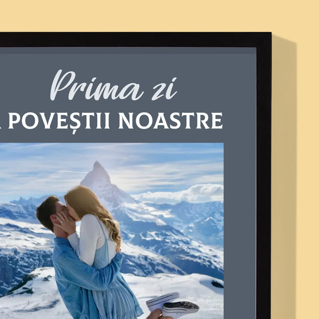 Fotografie Si Semnătură: Prima Zi A Poveștii Noastre - Imprimare Cu Ramă 30X40 (Verticală)