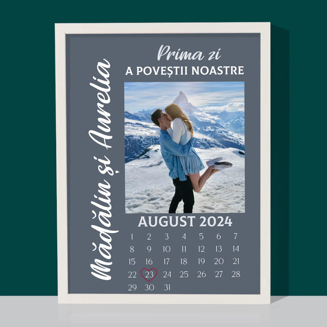 Fotografie Si Semnătură: Prima Zi A Poveștii Noastre - Imprimare Cu Ramă 30X40 (Verticală)