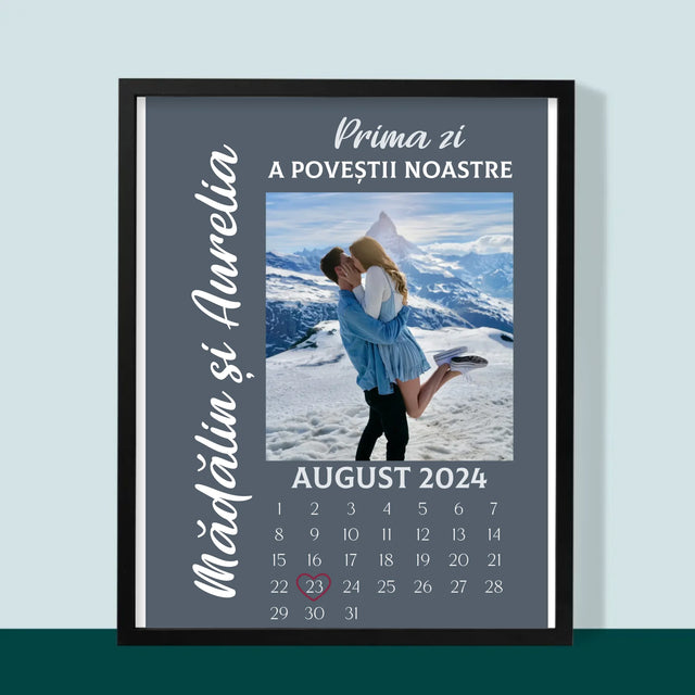 Fotografie Si Semnătură: Prima Zi A Poveștii Noastre - Imprimare Cu Ramă 30X40 (Verticală)