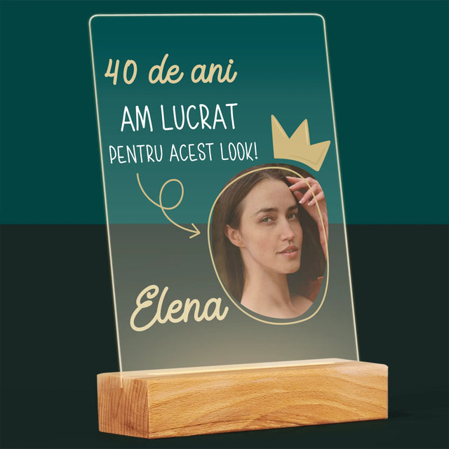 Fotografie Si Semnătură: 40 De Ani Am Lucrat Pentru Acest Look - Imprimare Pe Sticlă Acrilică (Verticală)