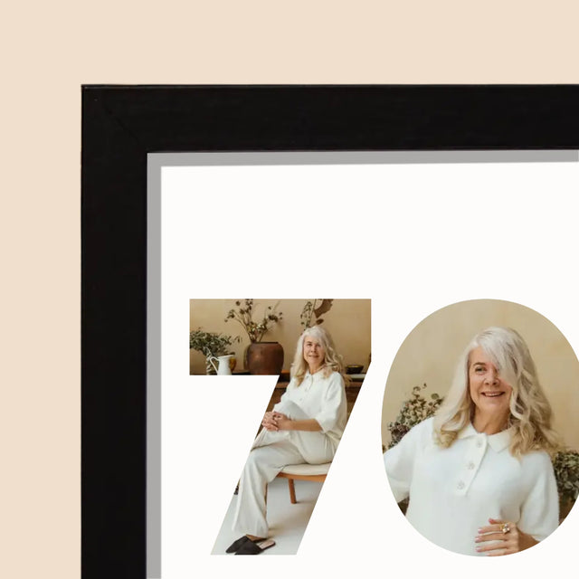 Cuvânt Din Fotografii: 70 Ani Din Fotografiile Tale - Imprimare Cu Ramă 20X40 (Horizontală)